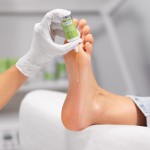 Sposób aplikacji olejku oxyZONE OIL na skórę stóp