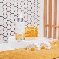 Składniki aktywne kojącego sprayu reSCUE ESSENCE - miód manuka i hydrolat z rumianku